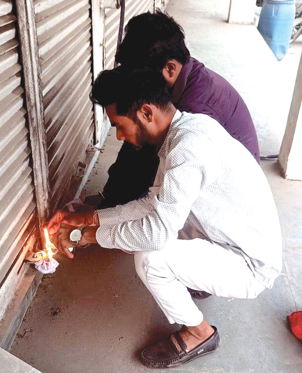 आधा दर्जन दूकानें सील