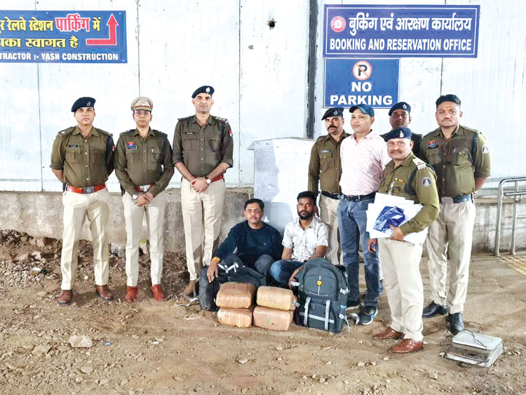 17 किलोग्राम गांजा की तस्करी करते यूपी के 2 तस्कर गिरफ्तार