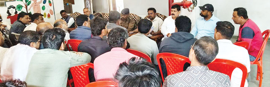 नाली निर्माण की ऊंचाई पर विवाद, थाना परिसर में हुई बैठक