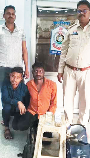 बाइक के हैंडल में टंगे थैले से रुपये व दस्तावेज पार, 2 गिरफ्तार