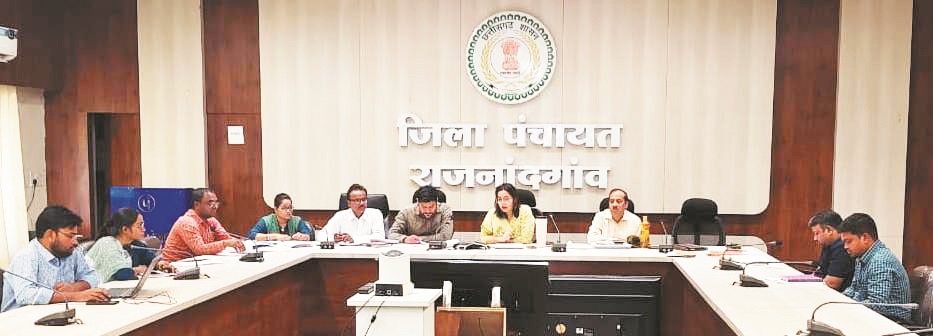 जिपं सीईओ ने की विकास कार्यों की समीक्षा