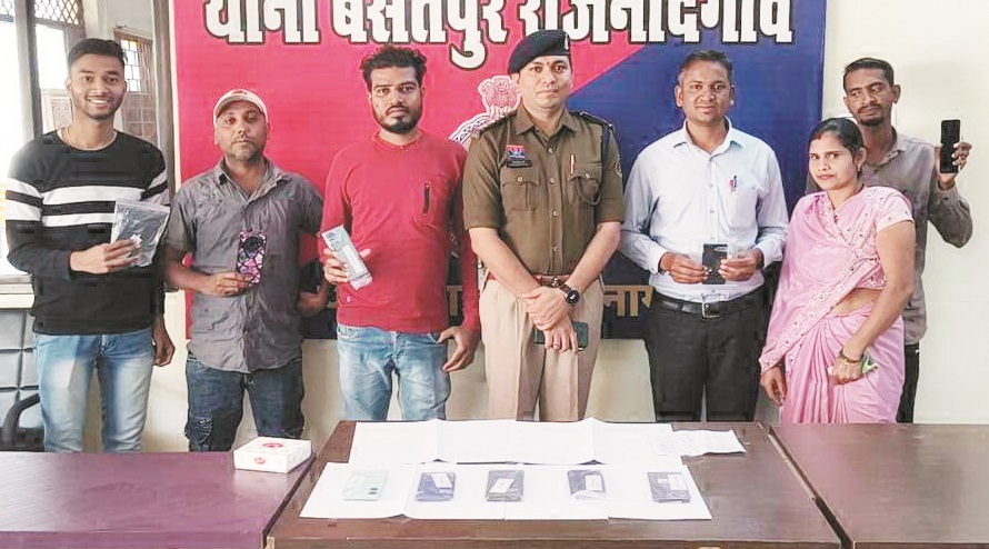 डेढ़ लाख के गुम मोबाइल लौटाए, पुलिस का जताया आभार