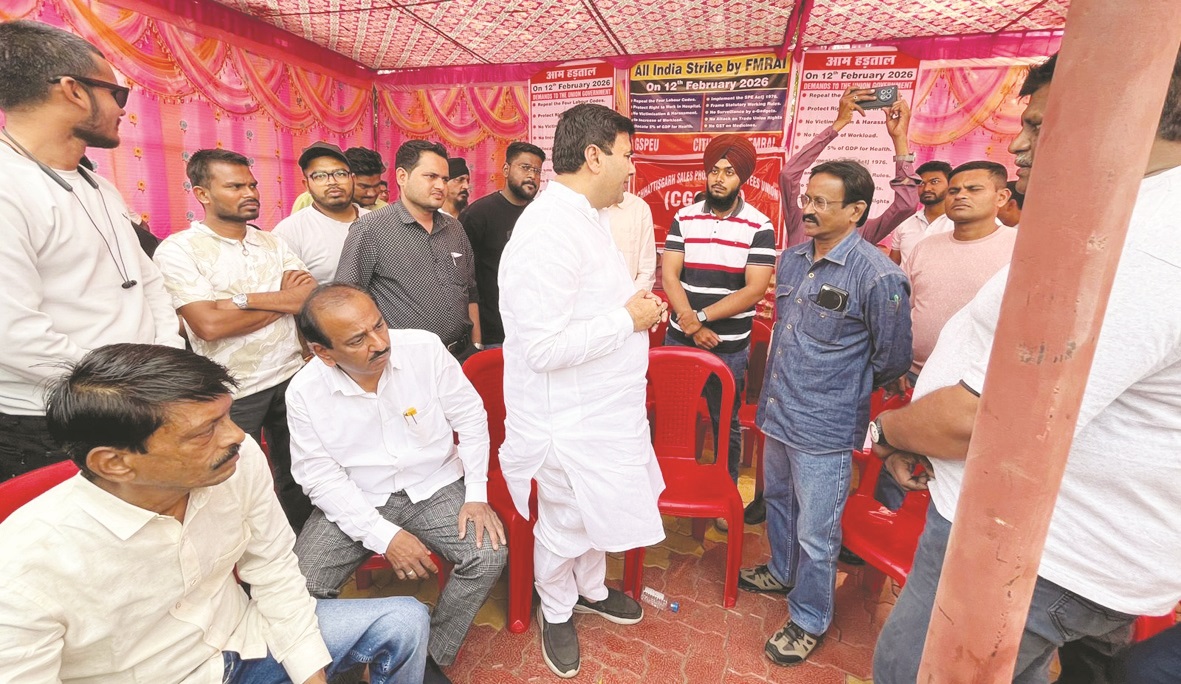 कर्मचारियों को समर्थन देने पहुंचे कांग्रेस जिलाध्यक्ष