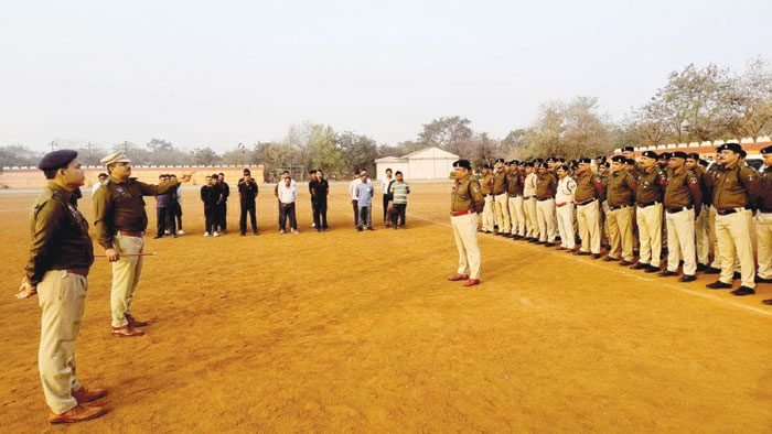 वीआईपी मूवमेंट के दौरान पुलिस वाले हाथ, केन लाठी बाहर निकाल कर इशारे न करने की ताकीद