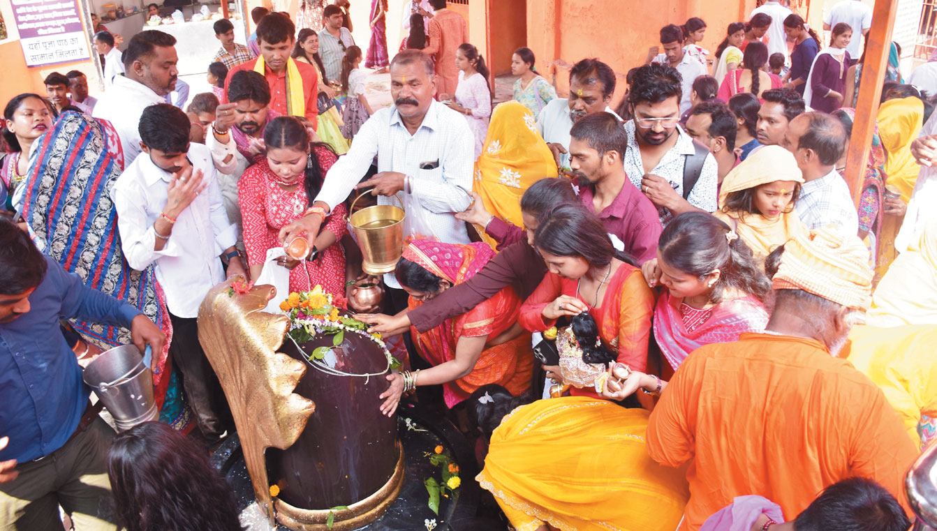 महाशिवरात्रि: शिवालयों में उमड़े श्रद्धालु मंदिरों में भस्मारती विशेष सिंगार