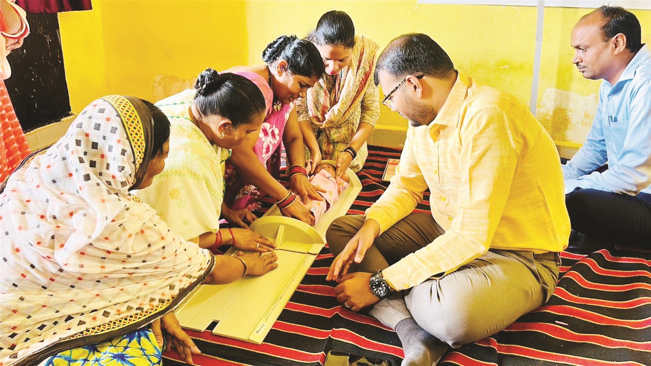 ज़मीन पर बैठकर कलेक्टर ने टटोली सुपोषण की नब्ज़, वजन त्यौहार और सुपोषण चौपाल को सफल बनाने का आह्वान