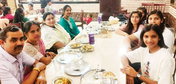 गुजरात के प्रवासी विद्यार्थियों को प्रधानाध्यापिका ने दिया न्योता भोज