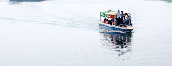 दलपत सागर के बीच शिव-मंदिर, बोट से जाते हैं भक्त