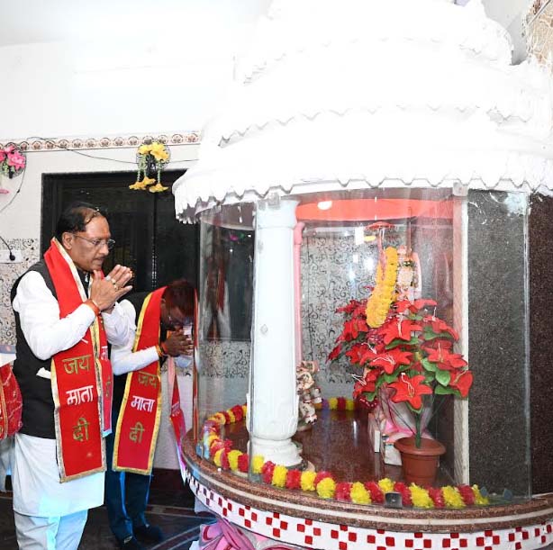 मुख्यमंत्री ने महालक्ष्मी मंदिर में की पूजा-अर्चना