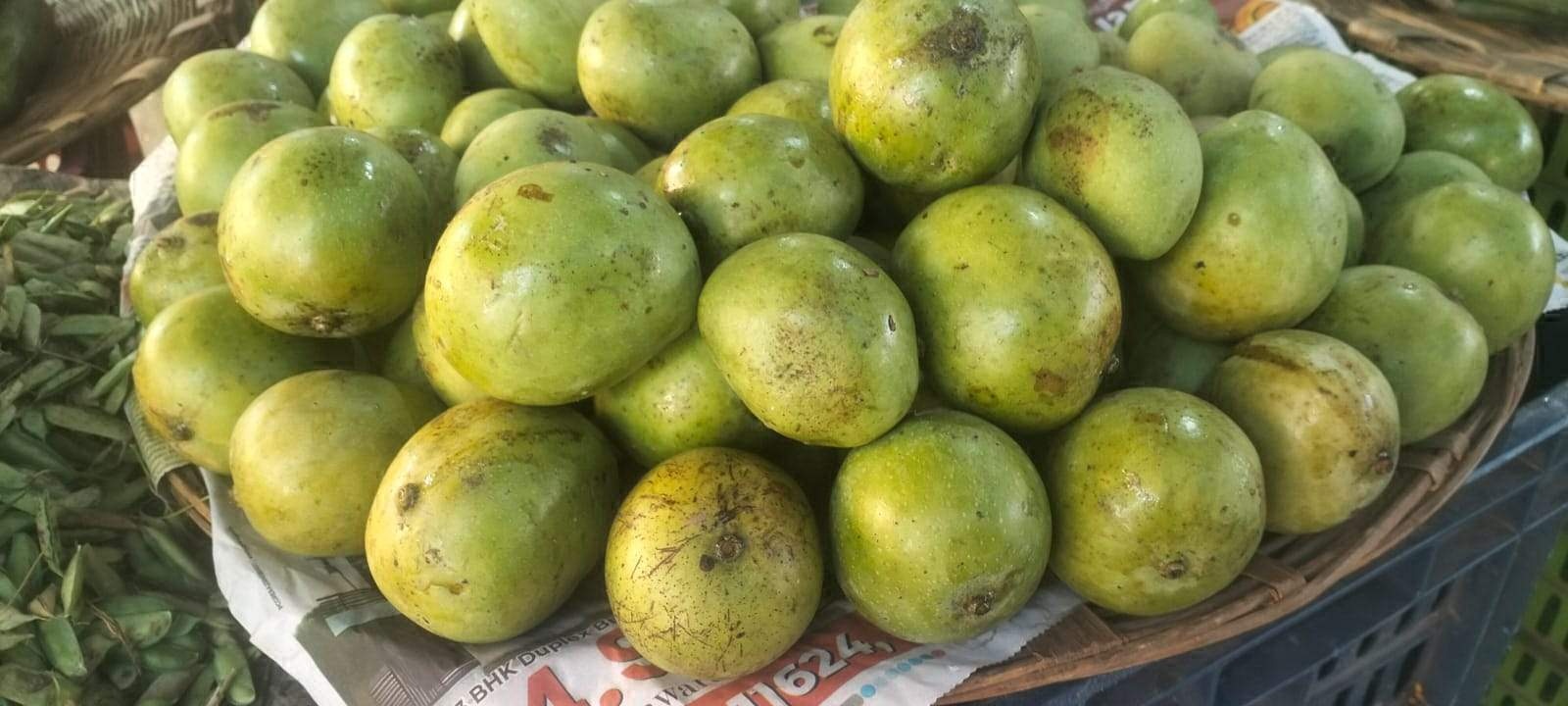 ओडिशा तथा आंध्रप्रदेश  सेे कच्चे आम बाजार में,  डेढ़ सौ रुपए प्रति किलो