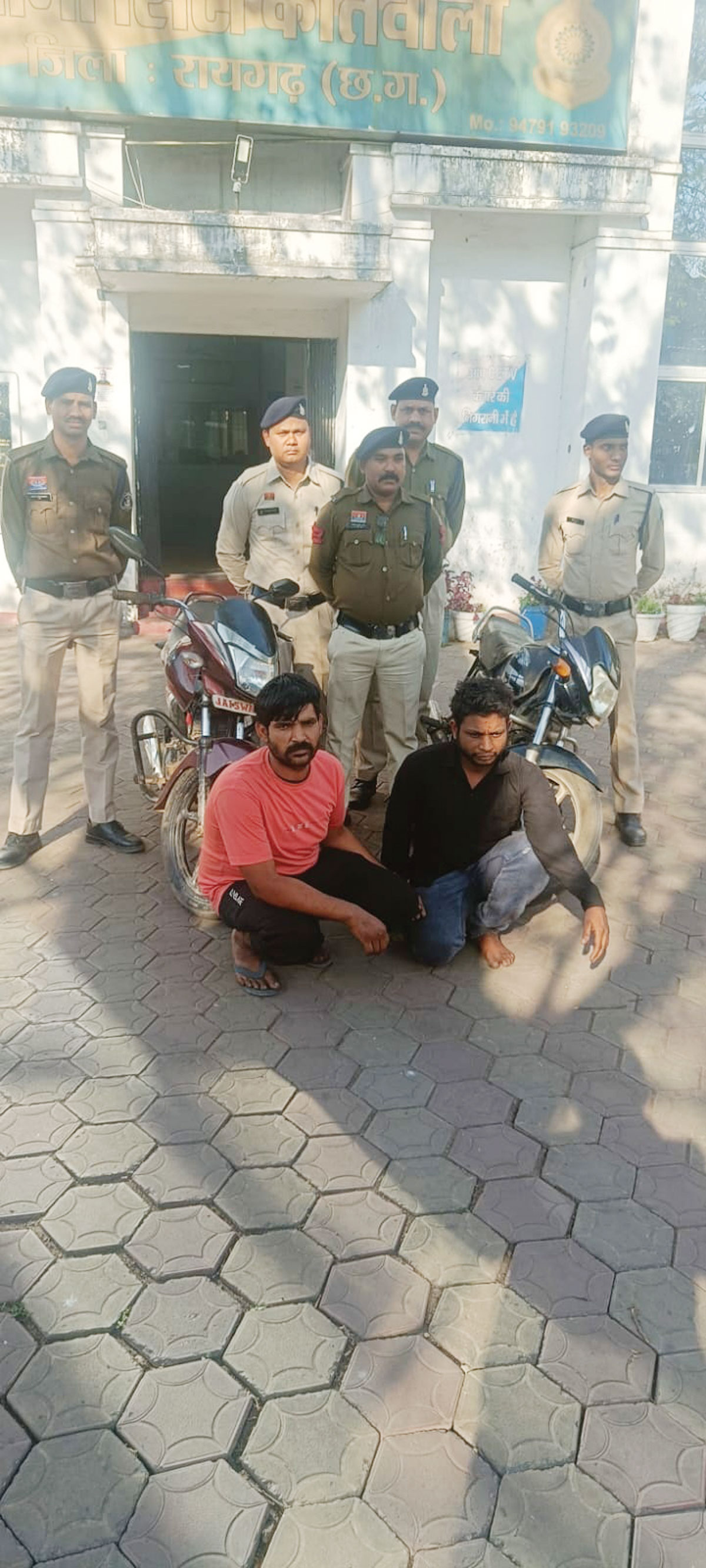 ग्राहक तलाशते चोरी की बाईक के साथ दो गिरफ्तार