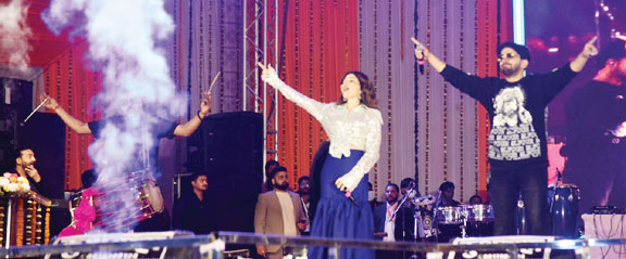 बॉलीवुड सिंगर कनिका कपूर की धमाकेदार प्रस्तुति के साथ मैनपाट महोत्सव का समापन