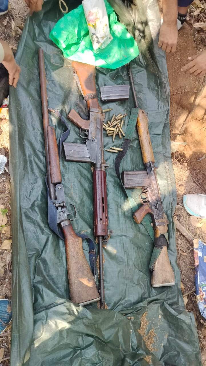  गरियाबंद में पहाड़ी क्षेत्र से नक्सलियों के डंप हथियार बरामद