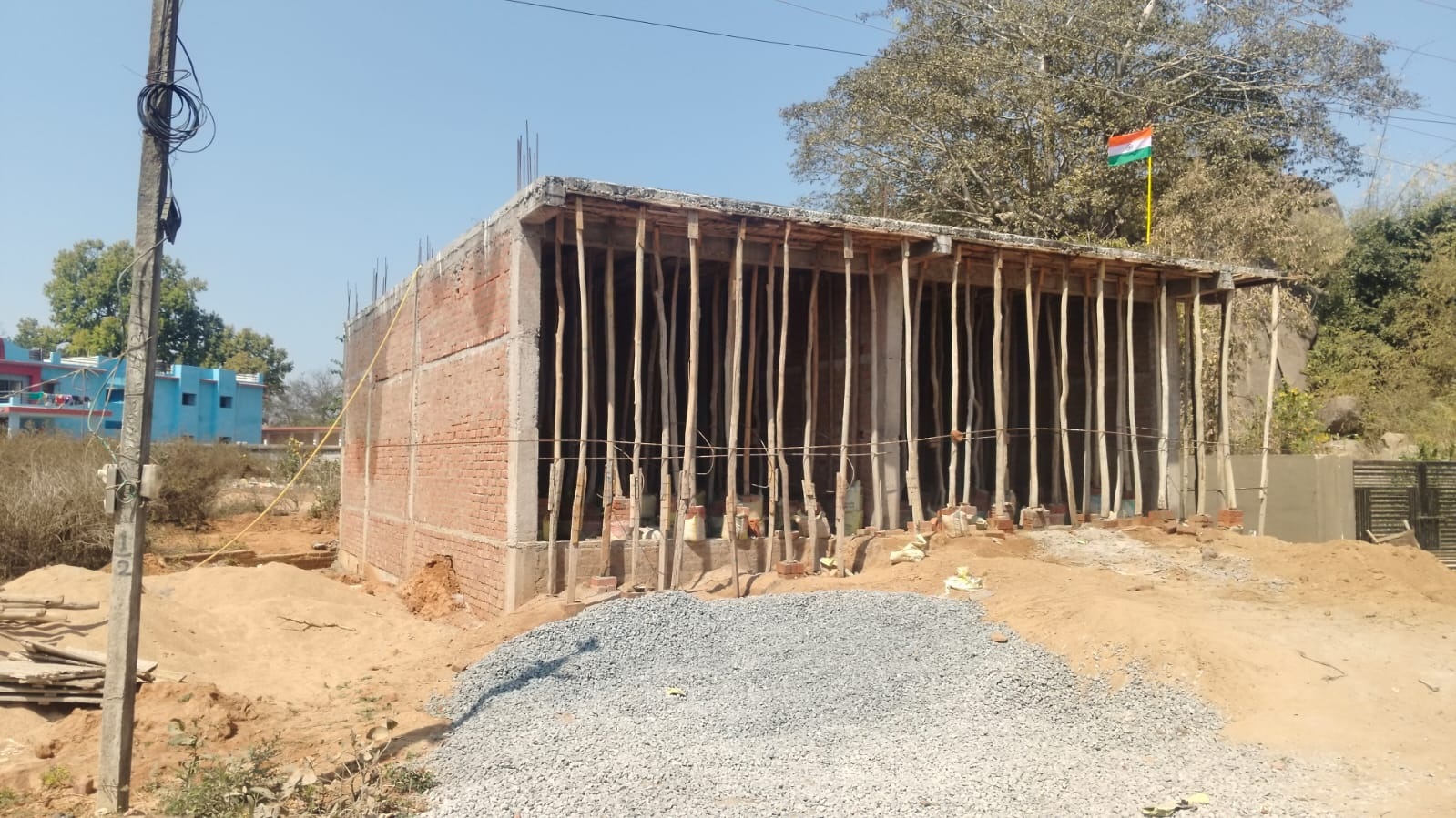 संयुक्त खाते की जमीन पर अवैध निर्माण, शिकायत के बाद भी काम जारी