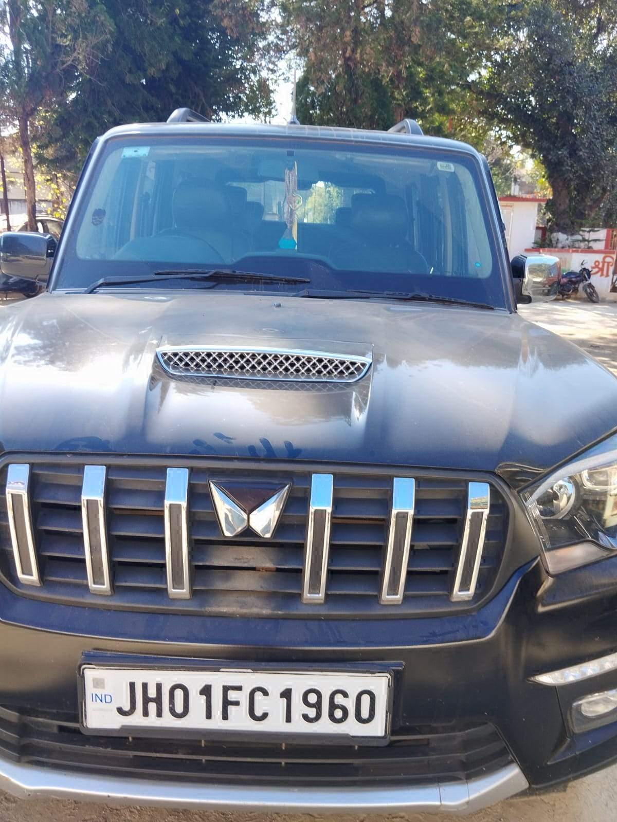 शराब की बोतल लेकर स्कार्पियो और बुलेट में स्टंट करते नजर आए युवक  वीडियो फैलते ही 2 वाहन जब्त