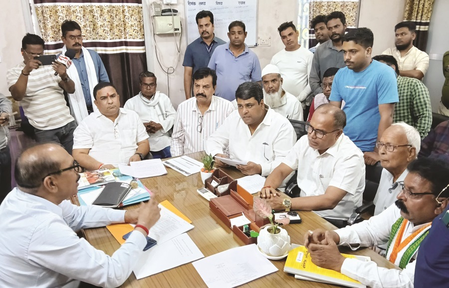 प्रवेश पत्र नहीं देने के विरोध में कांग्रेस का प्रदर्शन