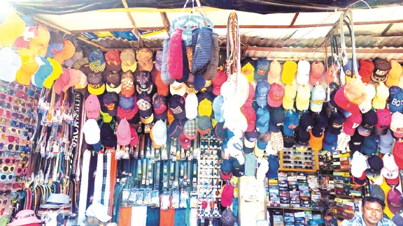 तीखी धूप के साथ तापमान में उछाल, टोपी-गमछा, चश्मा और शीतल पेय की दुकानें सजी