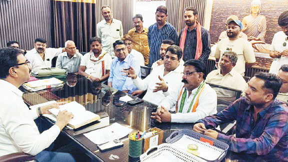 ग्रामीण वार्डों की साफ-सफाई व पेयजल समस्या पर मुदलियार मिले आयुक्त से