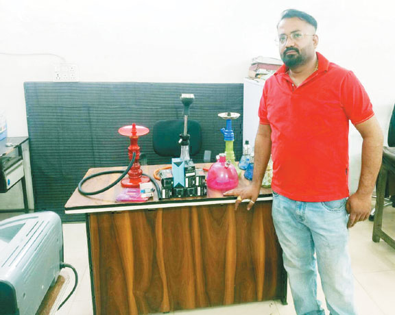 पान व कॉस्मेटिक दुकान में हुक्का पिलाने वाला संचालक गिरफ्तार