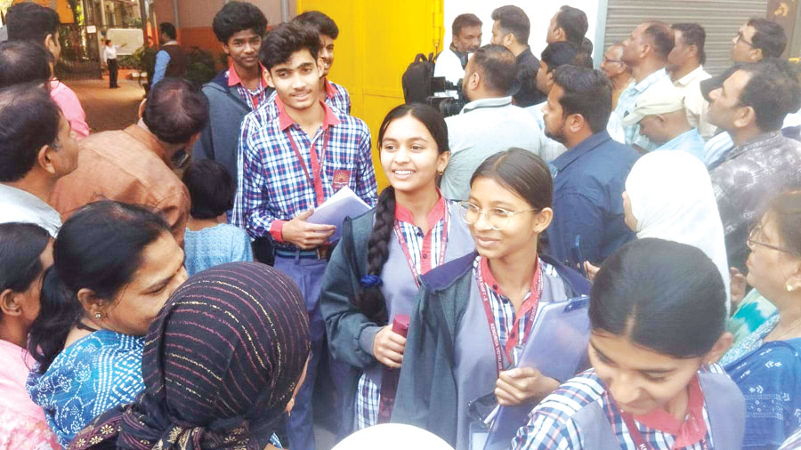 कुछ कठिन रहा गणित का पर्चा