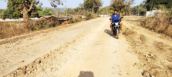 बड़े लखापाल-गाटम सडक़ में साइकिल चलाना मुश्किल