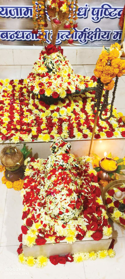 रुद्रेश्वर मंदिर में महादेव का फूलों से विशेष श्रृंगार