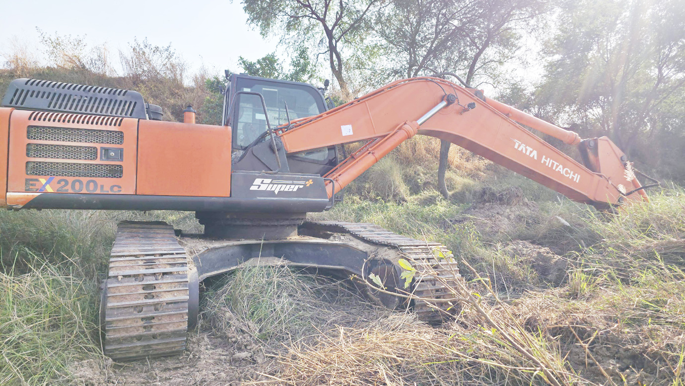 अवैध रेत उत्खनन,  पोकलेन मशीन जब्त