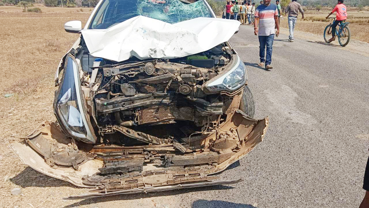 कार-बाइक में भिड़ंत, 3 जख्मी