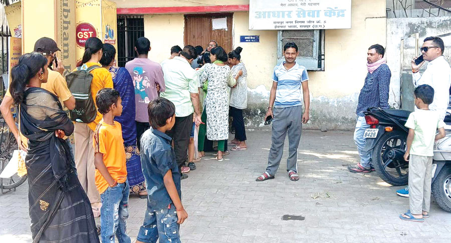 आधार अपडेशन के लिए टीचर्स भी अनिवार्य, परेशान पालक और बच्चे