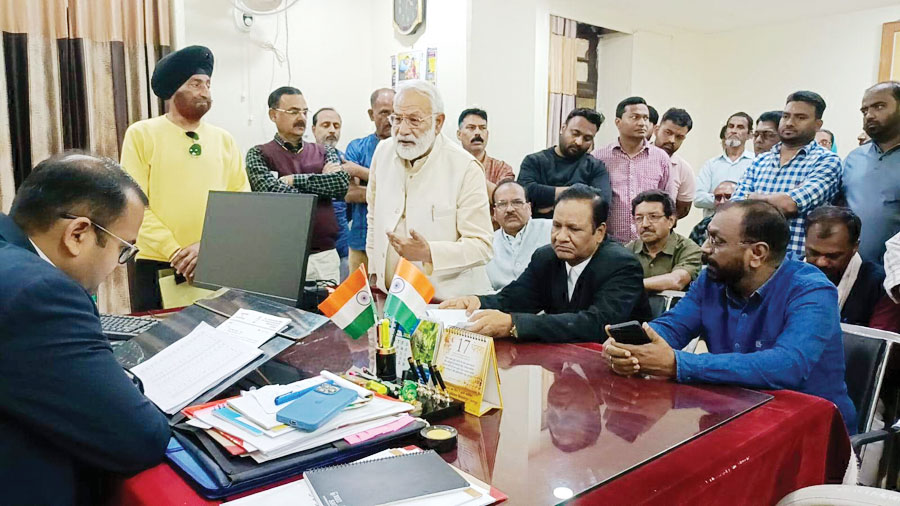 मतदाता सूची से नाम कटवाने के प्रयास का कांग्रेस ने किया विरोध