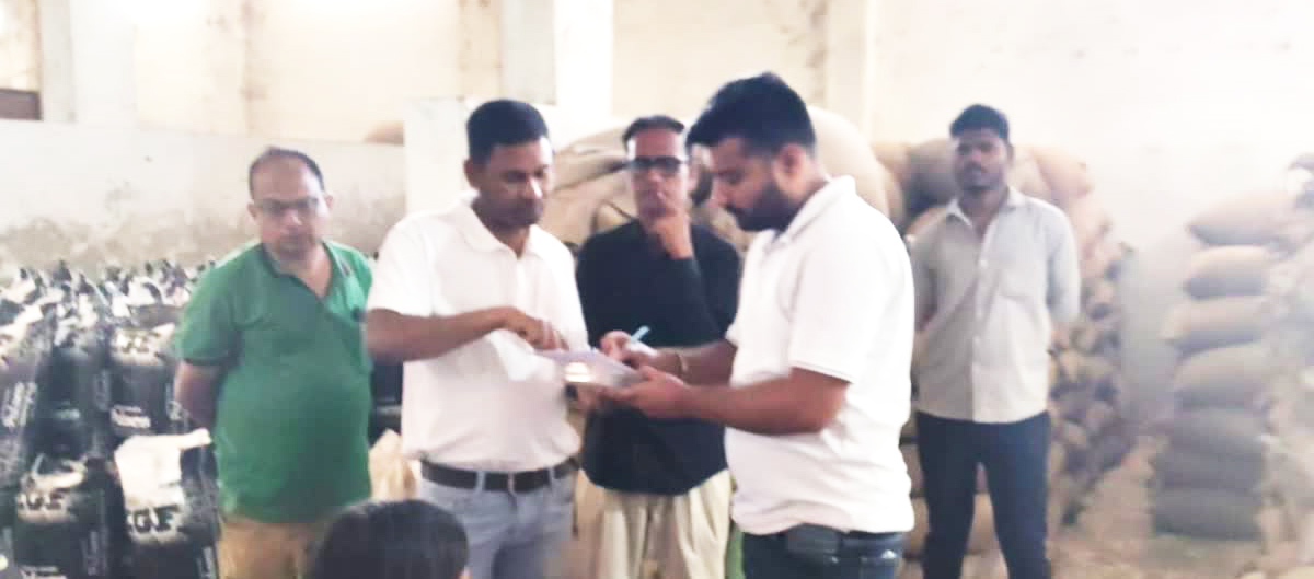 उड़द दाल में मिलावट की आशंका,  8 लाख रुपये का माल जब्त