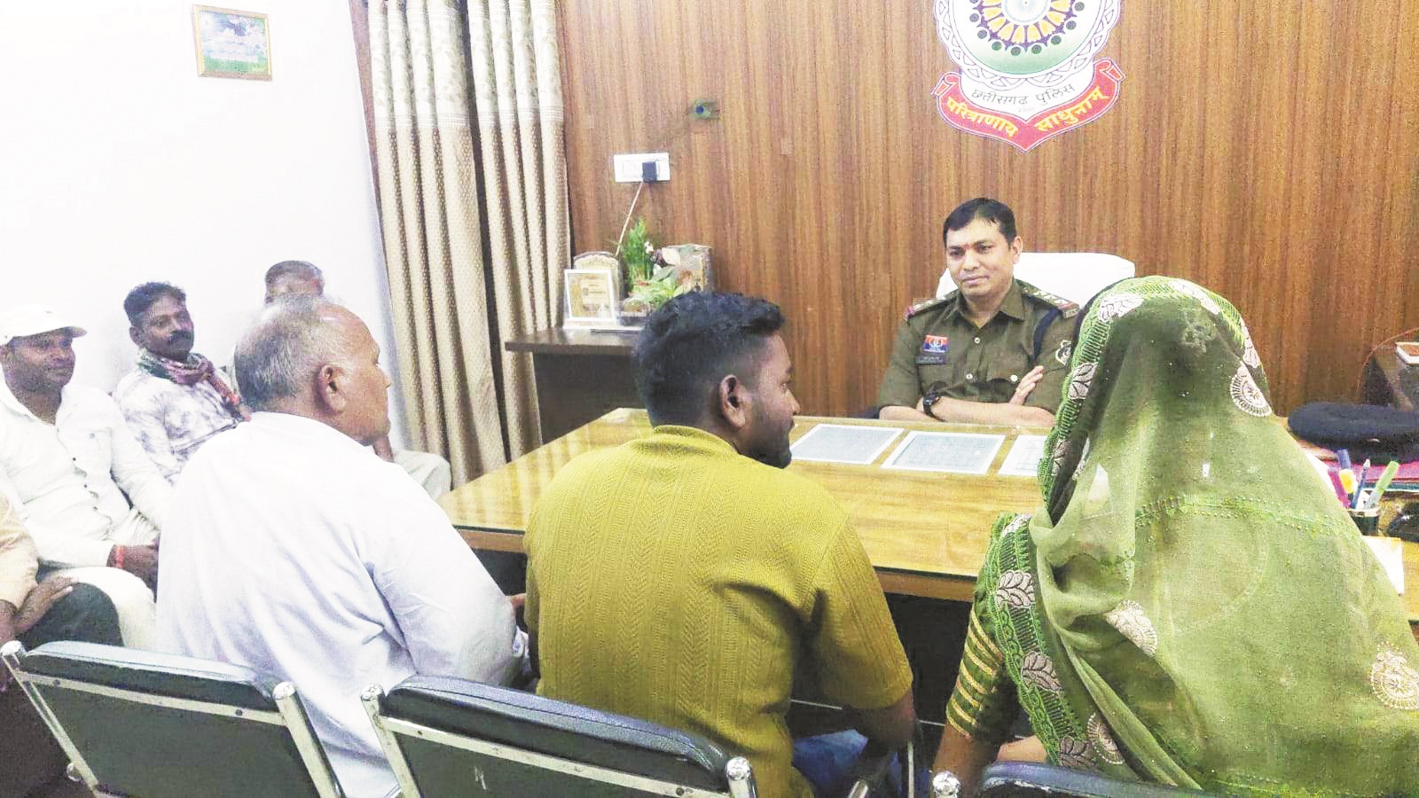 गैरजाति युवक से विवाह के बाद बहिष्कृत परिवार को पुलिस ने समाज में मिलाया