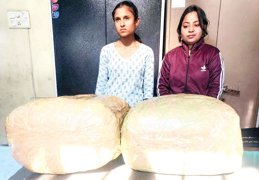 10 किलो गांजा के साथ दो युवतियां गिरफ्तार