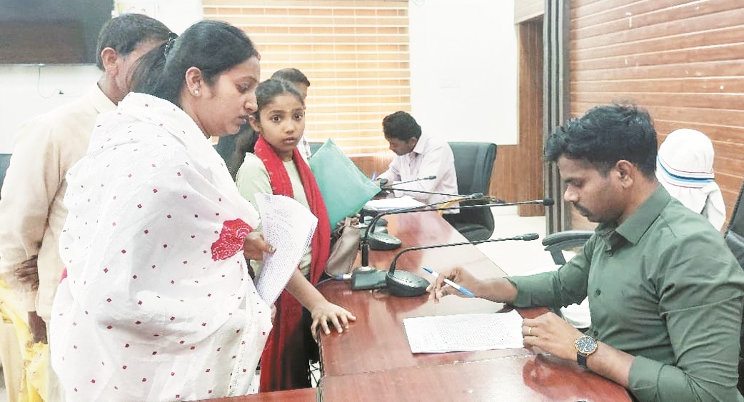 अधूरे सडक़ को पक्का कराने की मांग, ग्रामवासी पहुंचे जनदर्शन