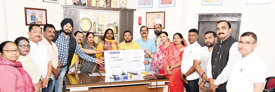 यूपीएससी में सफलता पर केशव गर्ग को महापौर सम्मान निधि से एक लाख का चेक, नगर निगम ने किया सम्मानित