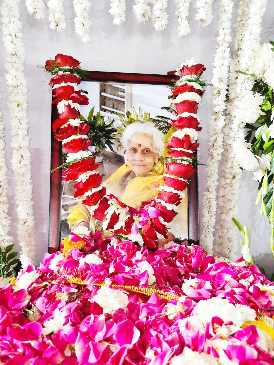 मुख्य न्यायाधीश की माता कुसुम सिन्हा को दी श्रद्धांजलि