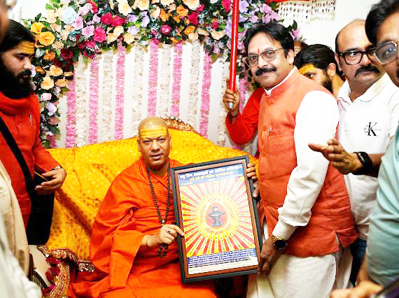 स्वामी कैलाशानंद गिरी को विवेक ने किया भगवान भोलेनाथ का चित्र भेंट