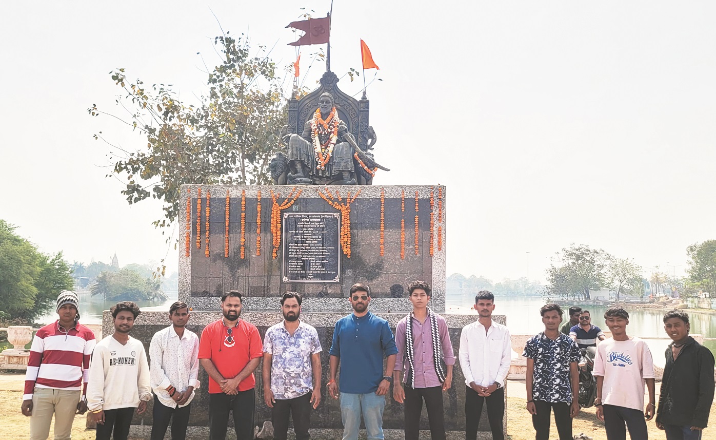शिवाजी जंयती पर युवाओं ने किया माल्यार्पण