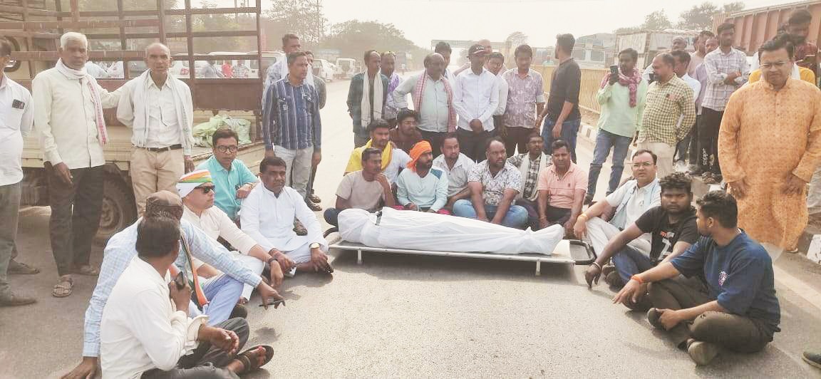 कर्मचारी की मौत, मुआवजे की मांग,  28 लाख व पेंशन पर बनी सहमति