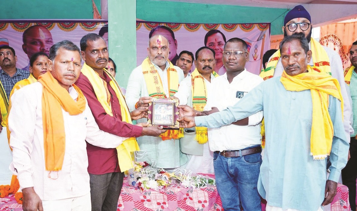 विधायक ने किया बिरसा मुंडा की प्रतिमा का अनावरण