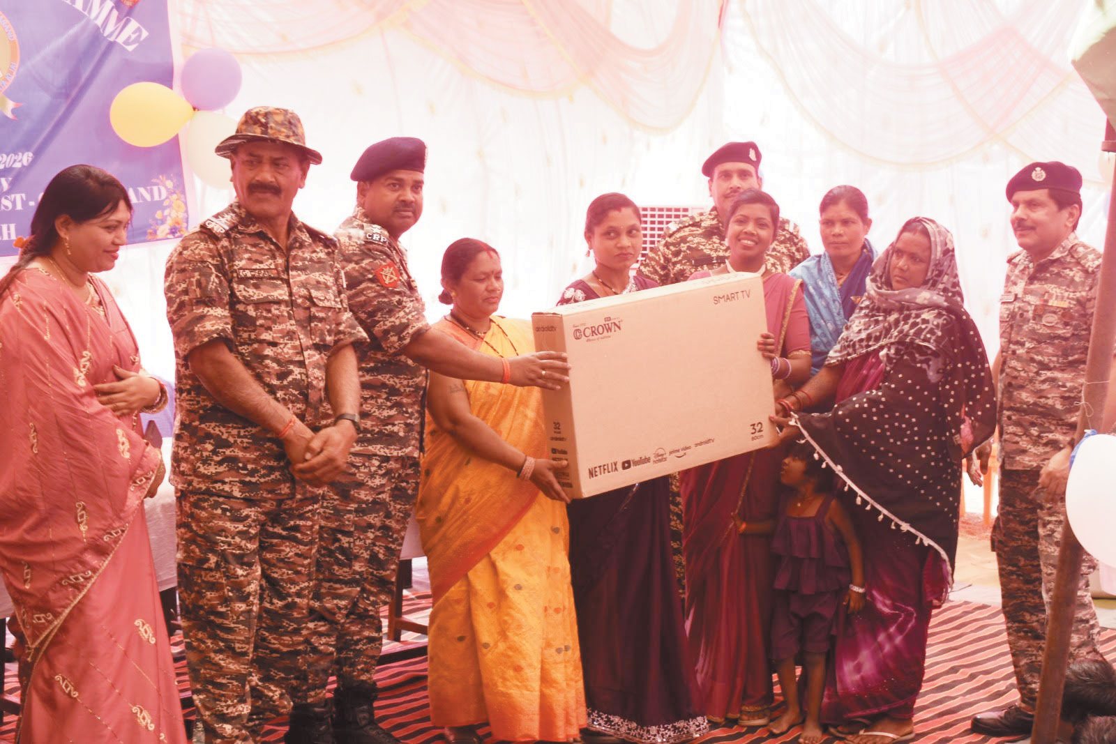 सिविक एक्शन: सीआरपीएफ ने ग्रामीणों को बांटे सामान