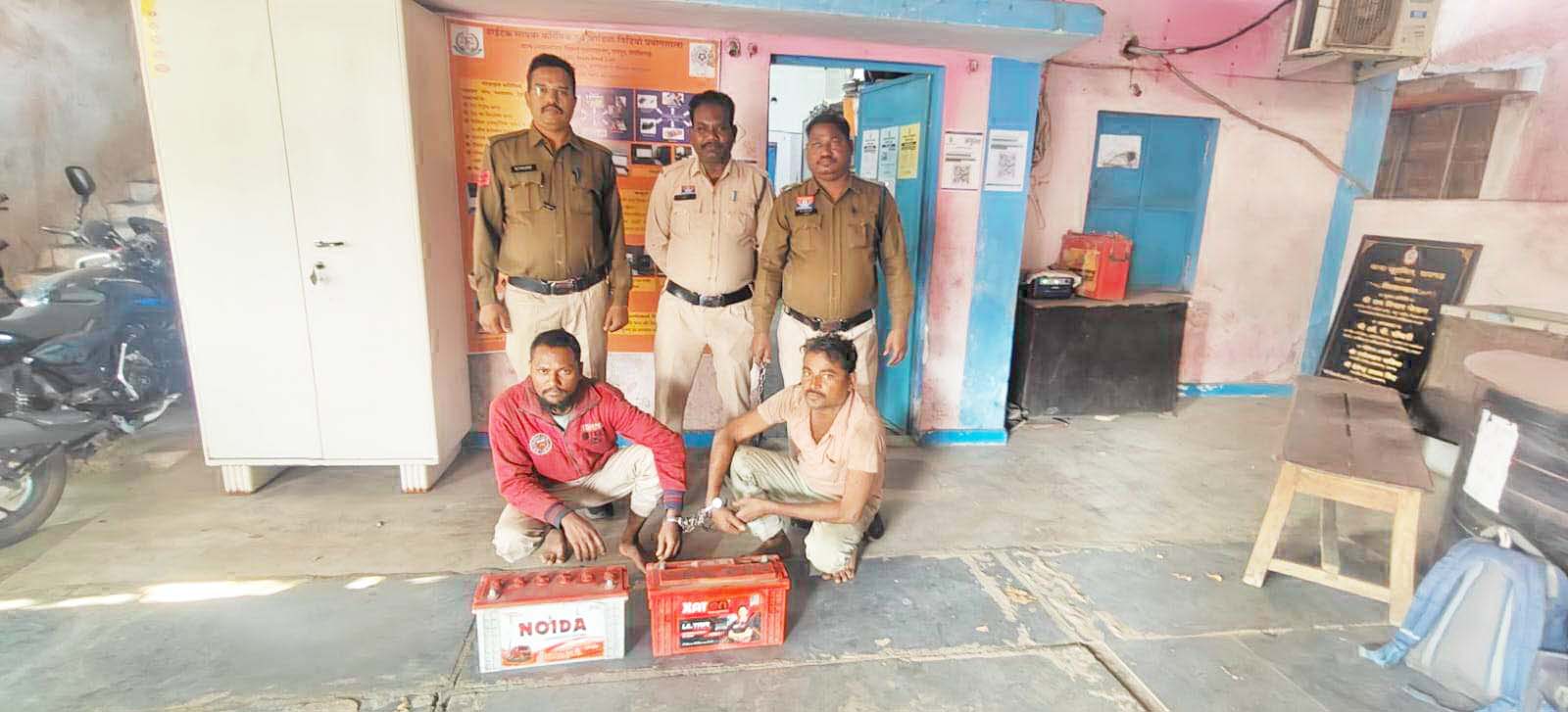 ट्रक से बैटरी चोरी, दो गिरफ्तार बॉक्स तोडक़र की थी चोरी