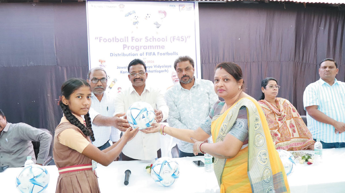 जेएनवी कोण्डागांव में फुटबॉल फॉर स्कूल्स कार्यक्रम आयोजित, 546 विद्यालयों को फुटबॉल वितरण