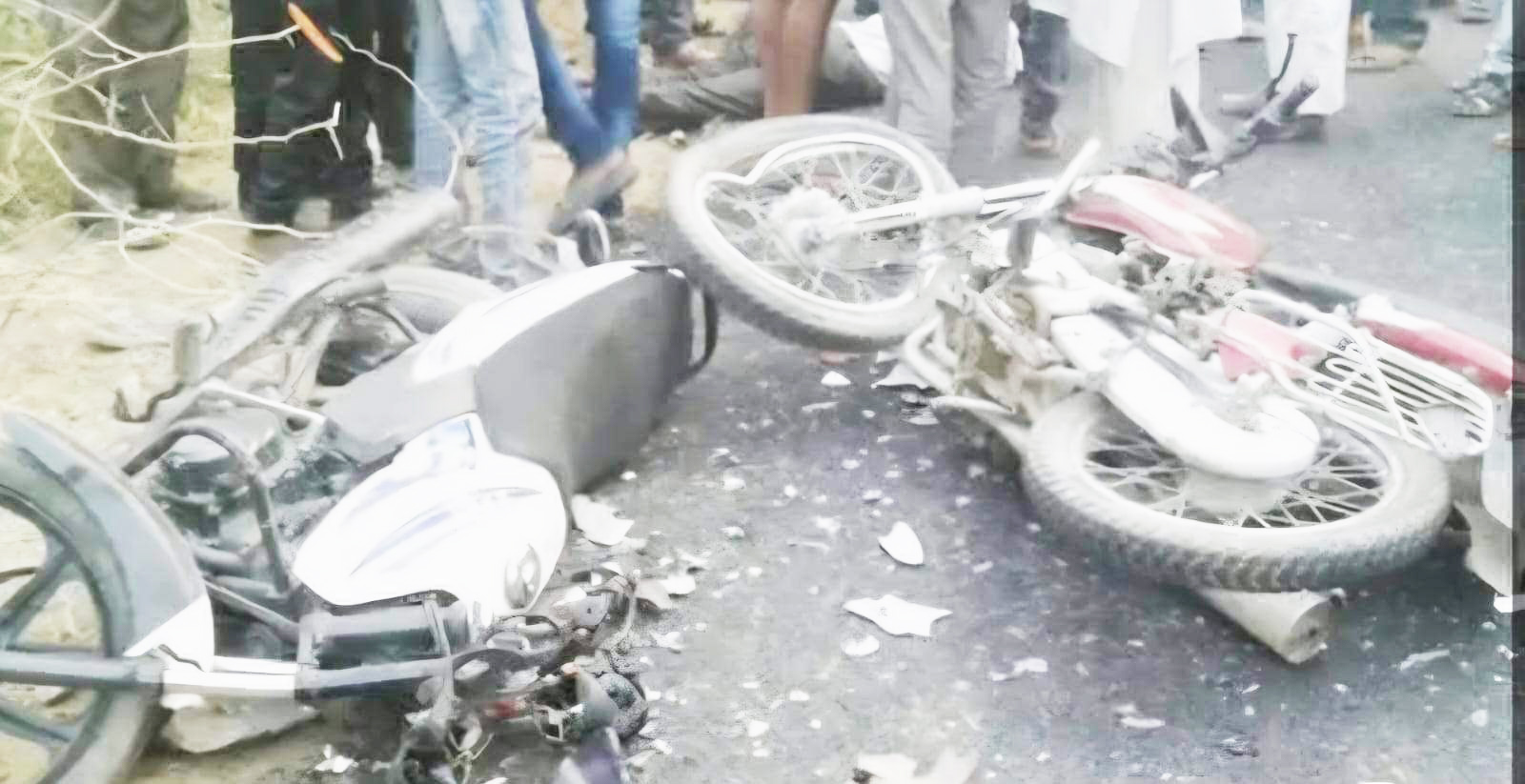 दो बाइकें भिड़ीं, 3 मौतें, 2 गंभीर