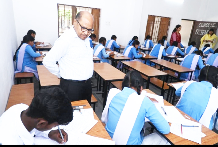 10वीं-12वीं सीजी बोर्ड परीक्षाएं शुरु  कलेक्टर ने केंद्रों का किया निरीक्षण