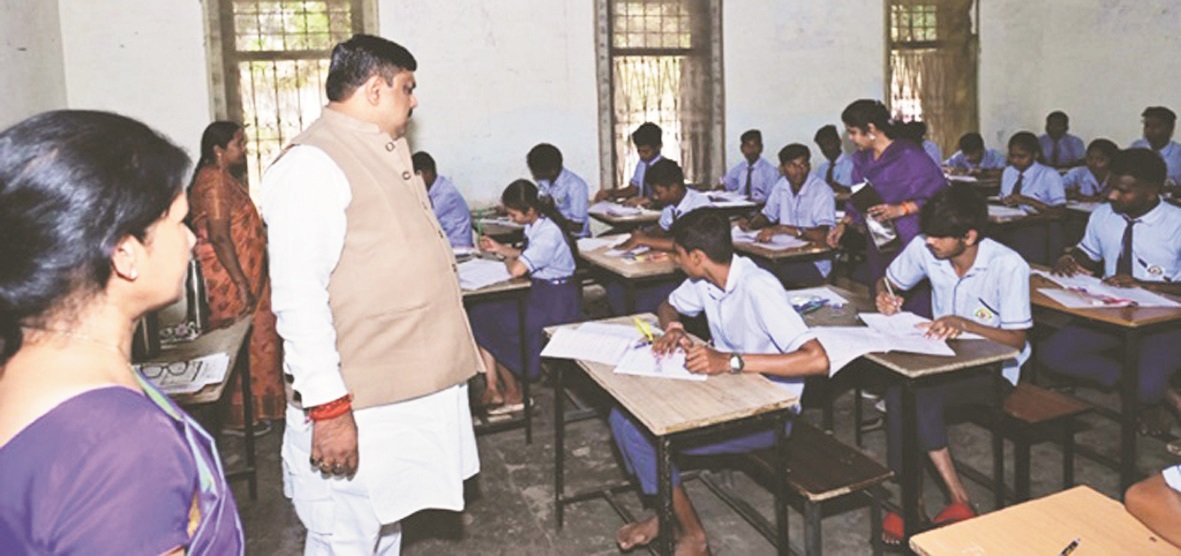 12वीं बोर्ड परीक्षा का जायजा लेने पहुंचे स्कूल शिक्षा मंत्री