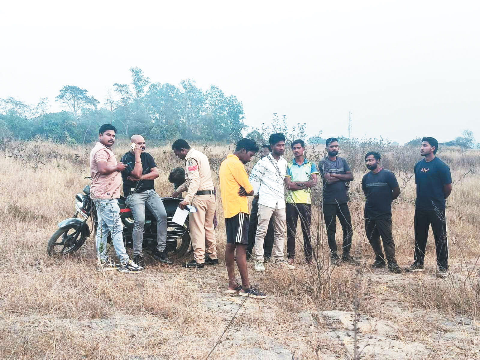 पेड़ में टंगी मिली युवक की लाश, जांच शुरू