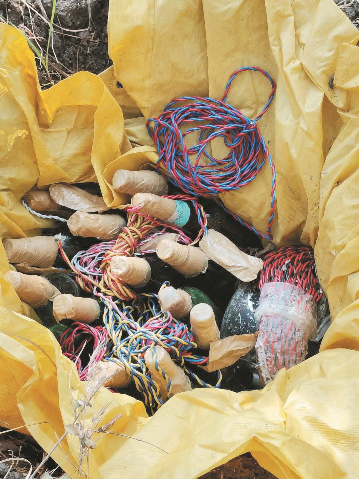 16 बीयर बॉटल व 5 किलो का प्रेशर कुकर बम बरामद