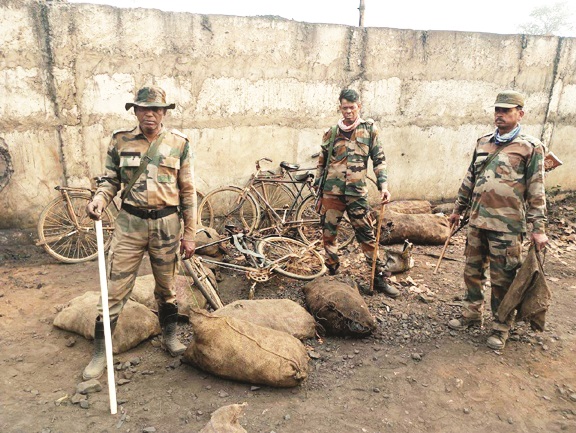 औचक निरीक्षण में गायत्री खदान के बाहर बड़ी मात्रा में कोयला बरामद