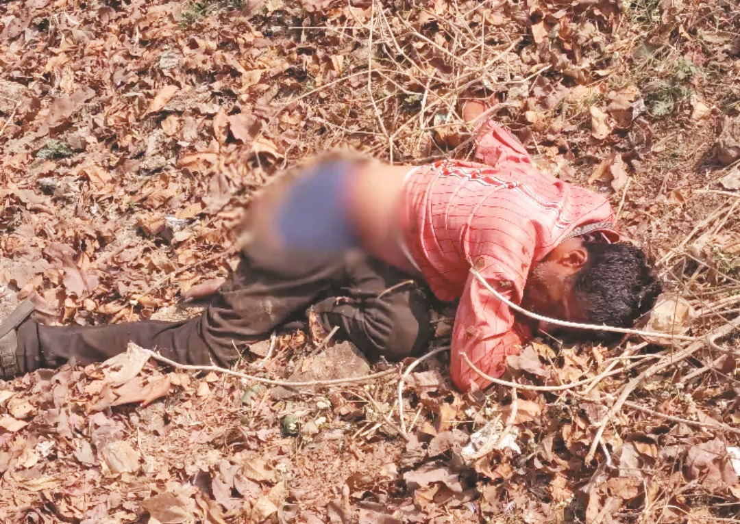 देशी शराब भट्टी के पीछे मिली लाश